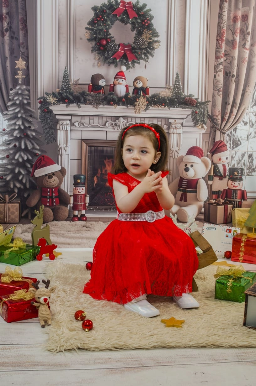 Beba con vestido rojo de fiesta navideña
