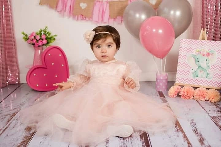 Beba con vestido rosa empolvado de fiesta