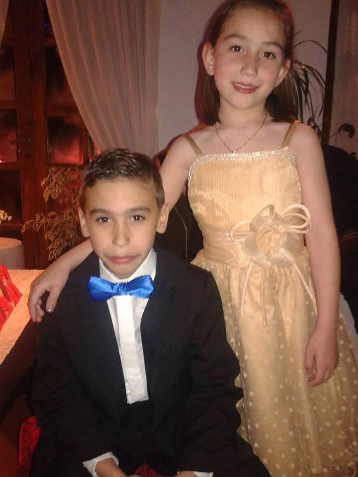 Niña con vestido dorado para evento especial