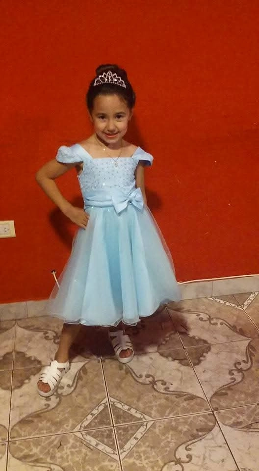 Niña con vestido celeste corto de fiesta