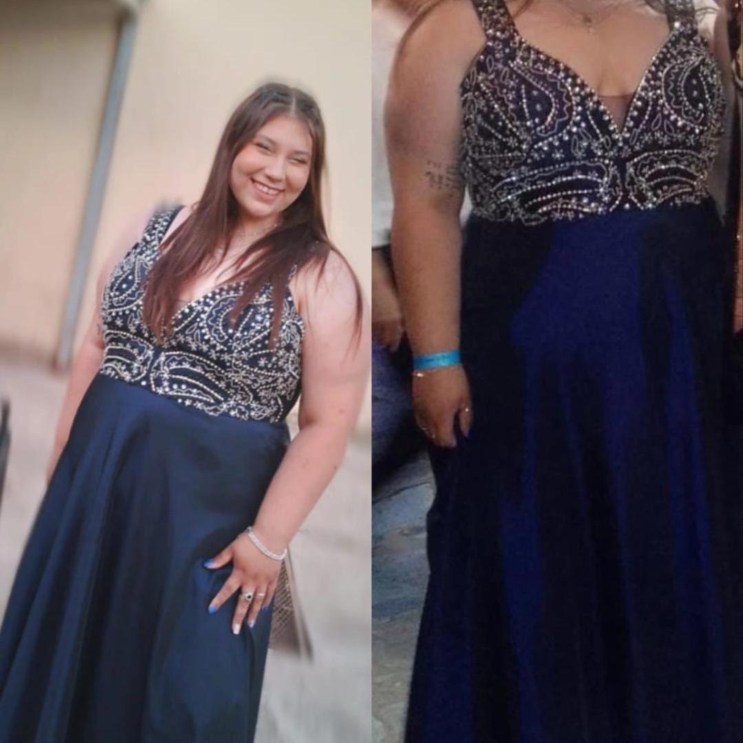 Cliente con vestido azul de alta noche con bordado