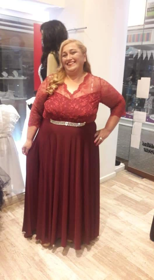 Cliente con vestido bordó largo de alta noche