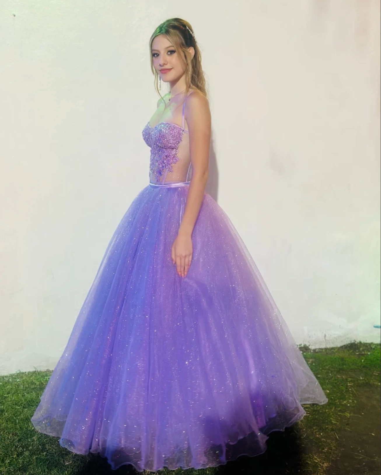 Quinceañera con vestido de fiesta bordado