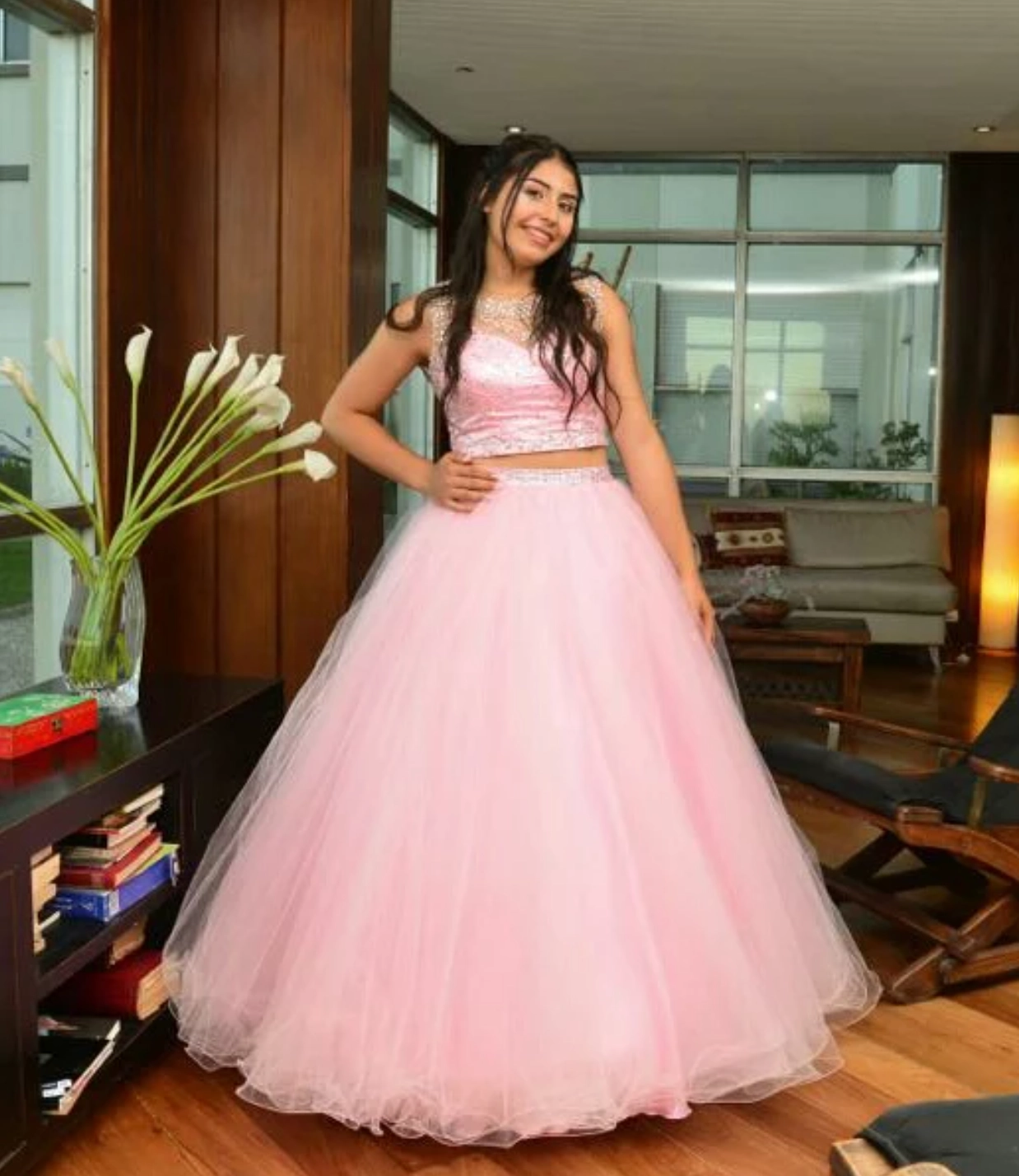 Cliente luciendo vestido de 15 años para celebración