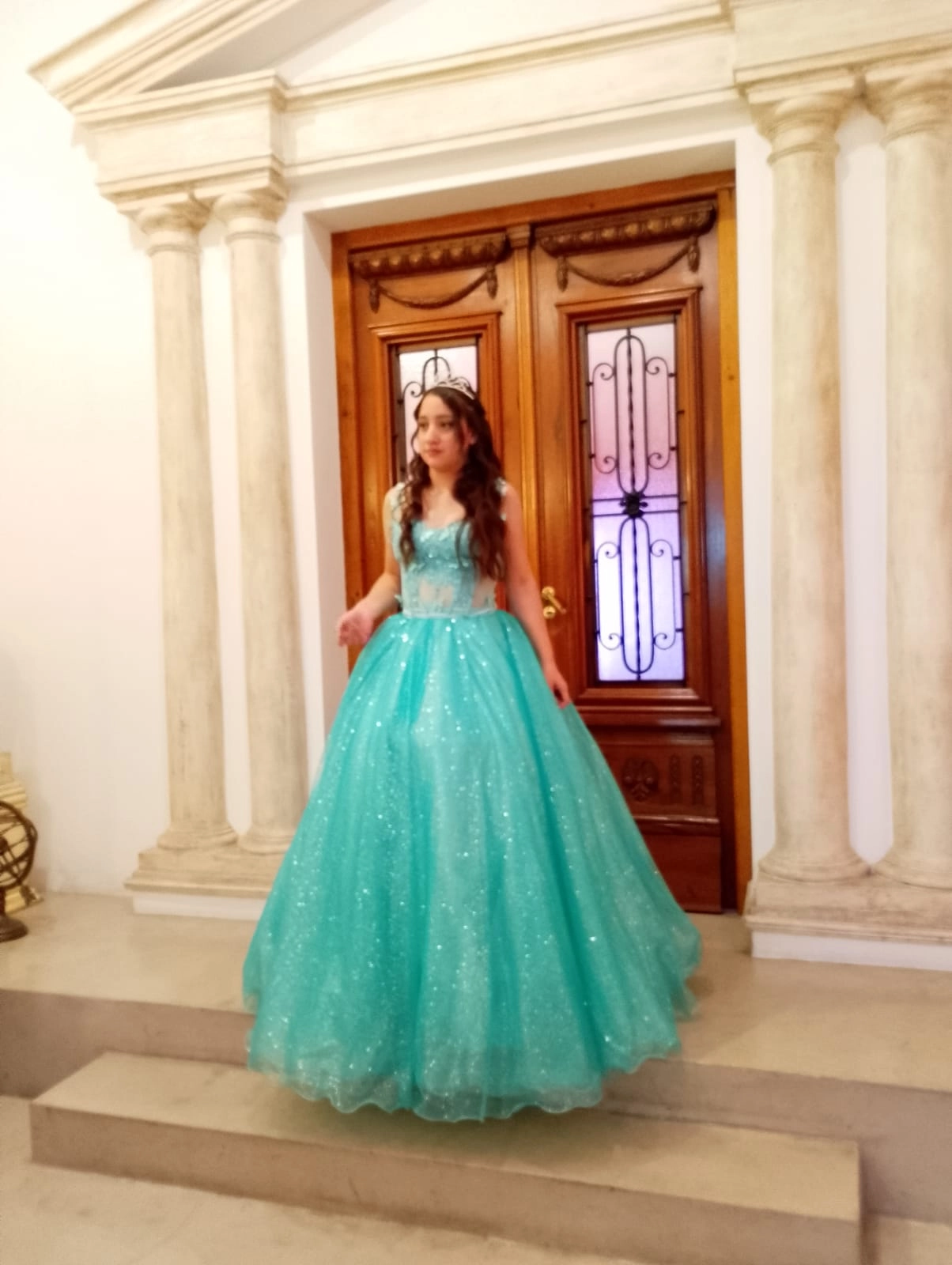 Joven con vestido de 15 años en tono claro