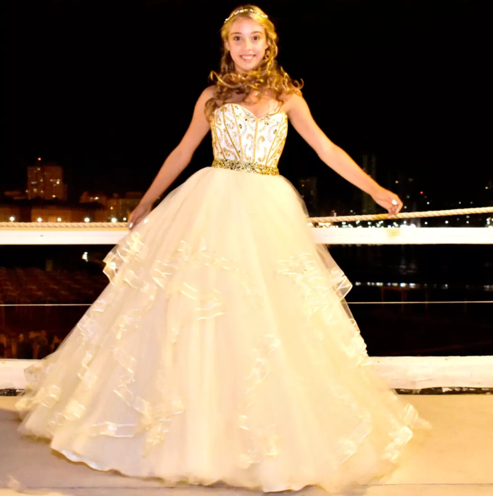 Quinceañera con vestido diseñado a medida