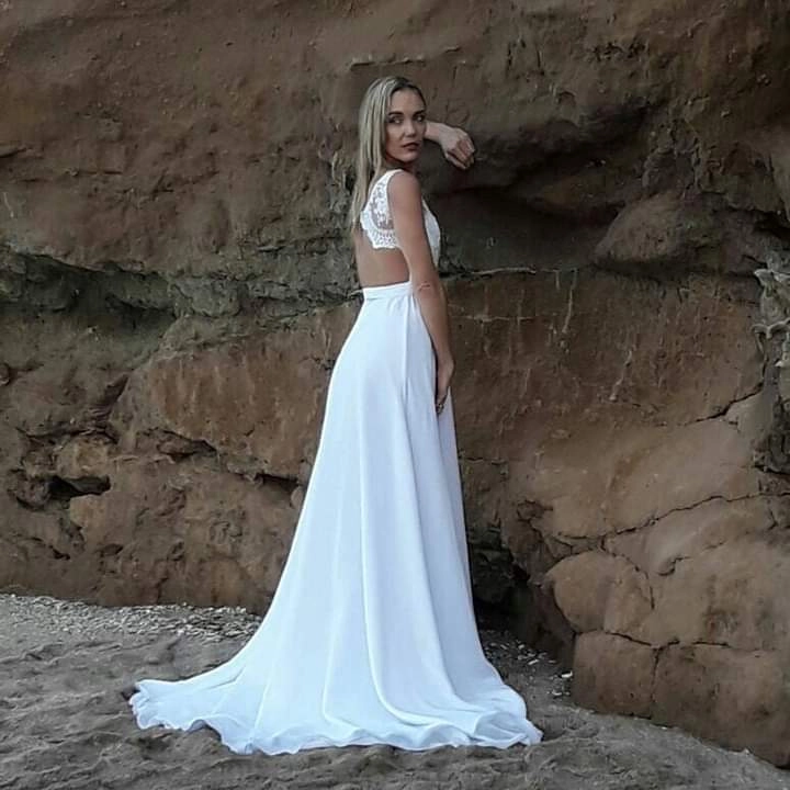 Novia con vestido blanco en paisaje exterior