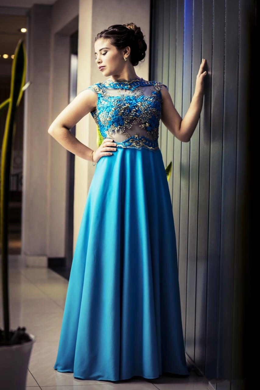 Quinceañera con vestido celeste y bordado artesanal