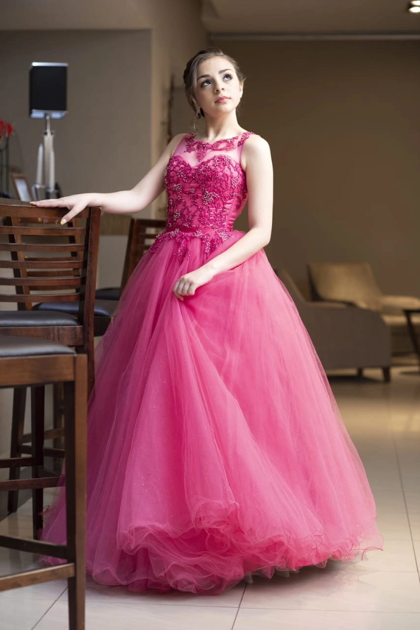 Quinceañera con vestido rosa amplio y bordado